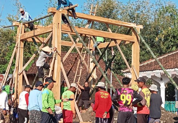Mantab..Warga Dusun Tanjung Semangat Gotong Royong Membangun Gapura Makam Simbah Raden Mahmud Sulaiman 